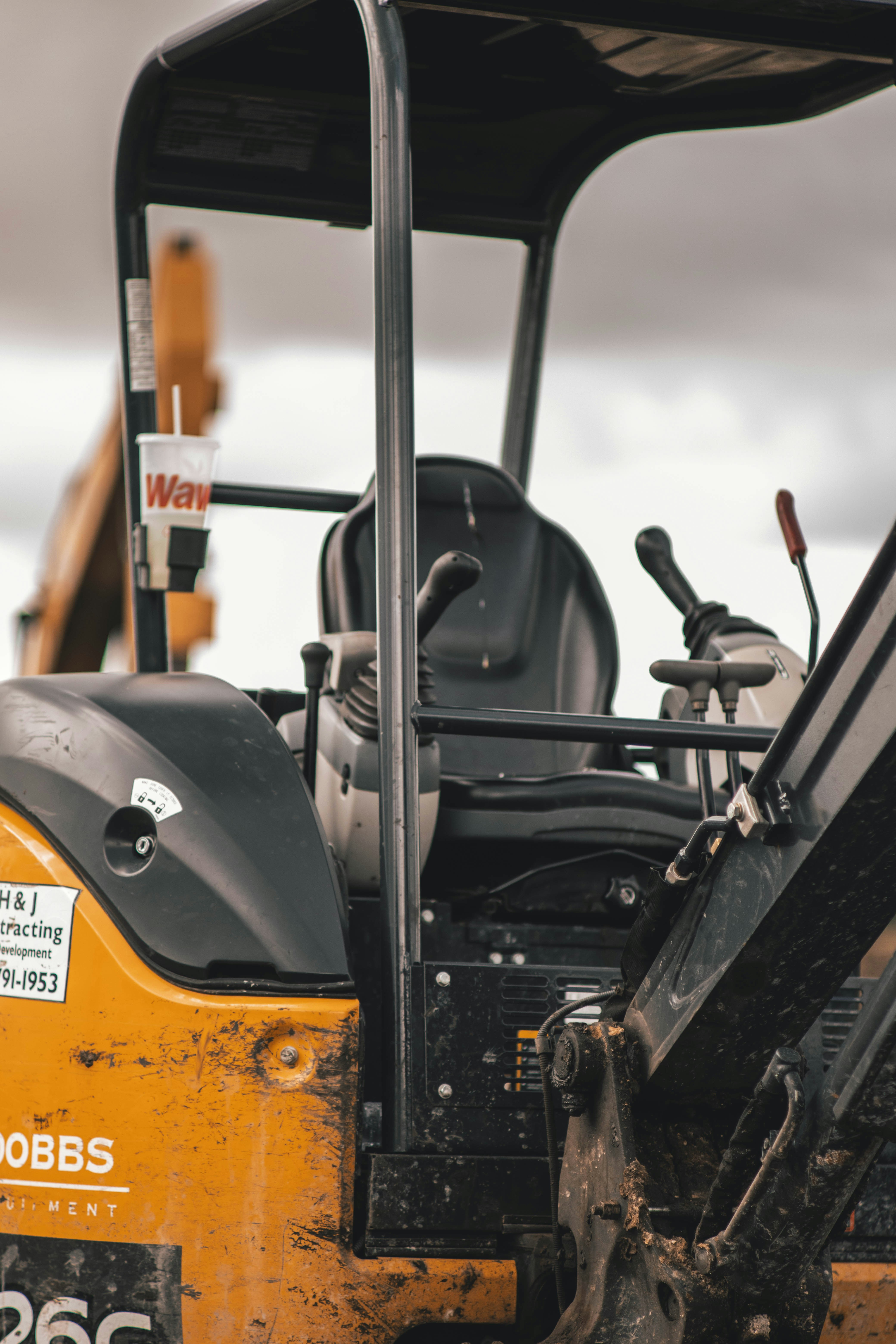 Undercarriage and machine assemblies